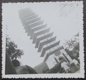 成都老照片，成都宝光禅寺留影，背题1982年