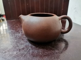早期老泥料高健款紫砂壶一个（品好无盖）