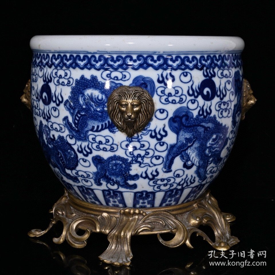 大清乾隆青花狮纹包铜回流缸（31.5×37cm）