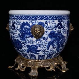 大清乾隆青花狮纹包铜回流缸（31.5×37cm）