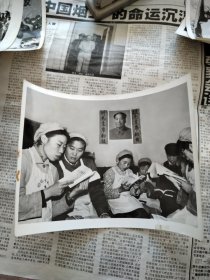 新闻照片，上海国棉十七厂女工学习毛泽东选集