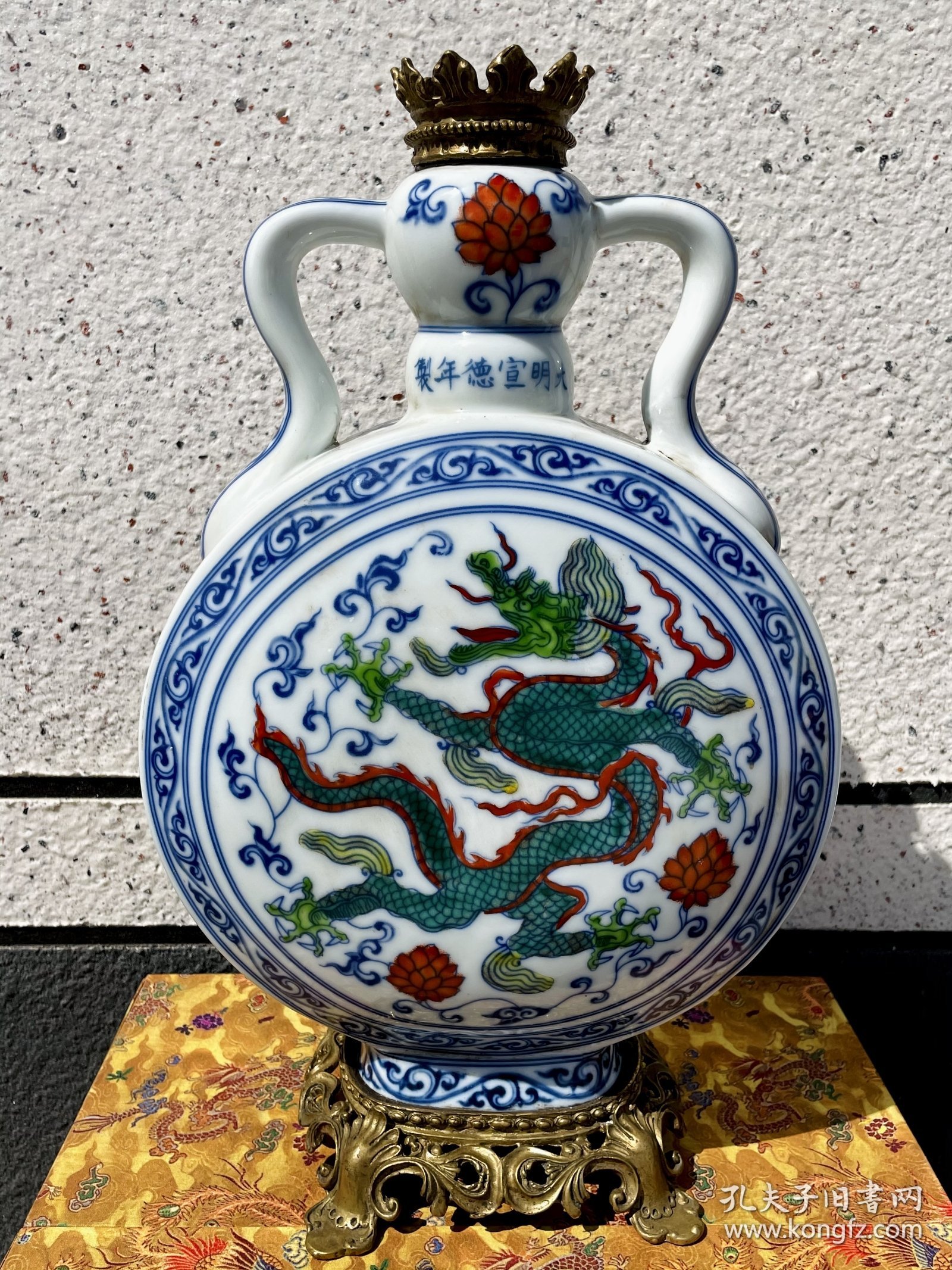 旧藏回流大明宣德年制斗彩盘龙赏瓶，高42.5厘米