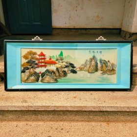 上世纪七八十年代怀旧古董老物件宝塔生辉山水工艺品老贝雕画老贝壳画手工挂画山水古迹老式手工贝壳挂画，早期70年代80年代怀旧老物件“宝塔生辉”山水古迹精品贝雕画贝壳老工艺品挂画挂墙装饰画，主题《宝塔生辉》做工精致纯手工天然贝壳镶嵌制作，全立体精裱完整保存，尺寸成色如图，题材精致寓意鲜明，实物实图，保老保真，值得收藏摆设复古陈列道具使用，喜欢的随时联系，安全包邮！
