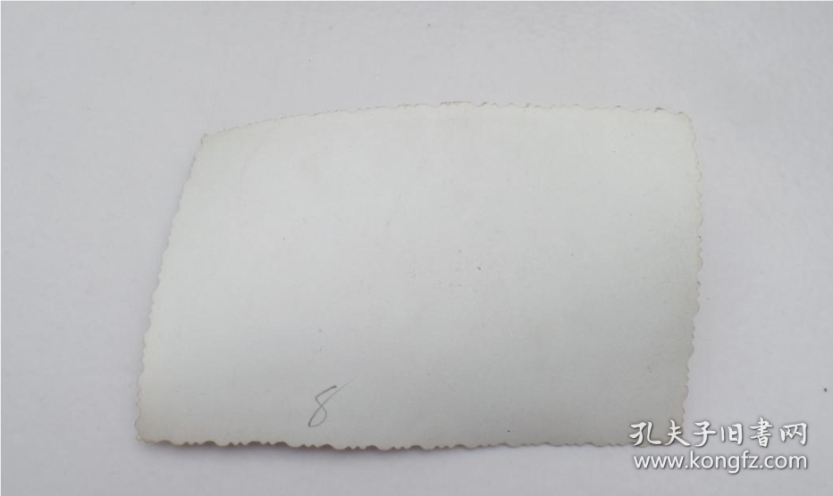 老照片（尺寸 长8.5宽6厘米）见书影。黑白老照片1张。保真包老。详见书影。放在电脑后1号柜台，上至下第3层。2024.2.29整理照片2016.10.16