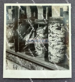 【广州旧影】1940年 广州商业沿街售卖药酒的商店门前展示的用花豹、鸊鷉、野鸡等野生动物泡制的药酒标本 原版老照片一枚（背面有1940年5月27日“广州中央宪兵分队”检阅章）
