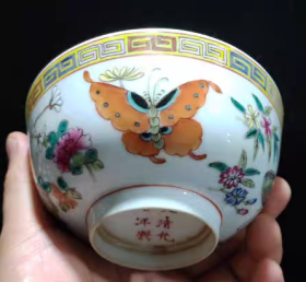 清粉彩蝴蝶图碗