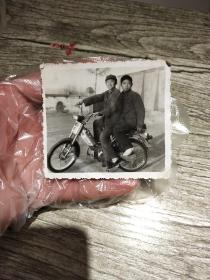 哥俩骑摩托车照片
