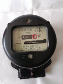老电度表.DD1型.电（D）28—61，沈阳市电表厂制造1981年。表内设有盘转数指针表和电度数字表，稀少的一款电表，是收藏爱好者的首选。（未拆封）