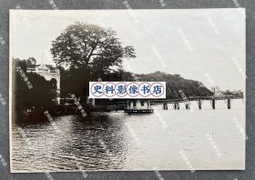 【潮州旧影】1930年代早期 潮州中山公园内作为潮州中山图书馆馆址的涵碧楼及潮州西湖第一代六角湖心亭、木构虹桥和远处的葫芦山风景 原版老照片一张（涵碧楼横额上写有“中山图书舘”字样，涵碧楼始建于1922年，1927年8月，中国共产党领导的南昌起义军二十军第三师司令部曾设于此，抗战时期涵碧楼被日军所毁，1964年在旧址依原貌重建，并辟为革命纪念馆。）