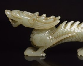 和田玉龙 规格: 16.8×5.3×2.3厘米，重 153克。 玉质温润细腻，沁色自然，刀功老道，皮壳包浆一流，雕刻生动，线条流畅，品相完美！