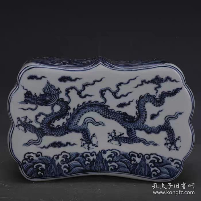明青花手绘海水龙纹枕