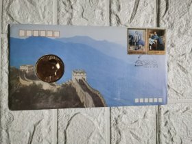 天津邮票公司发行的。毛泽东同志诞生100周年特制镶嵌包金纪念章首日封1枚