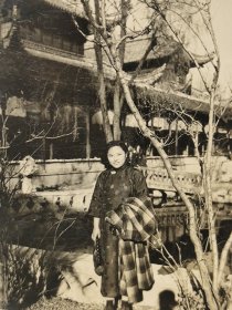 民国楼阁前旗袍美女老照片