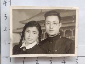 1955年王德化与大辫子漂亮美女合影照片(林文甫杨如芬相册)