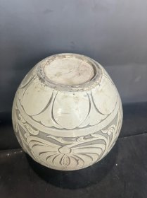 磁州窑白釉刻花罐