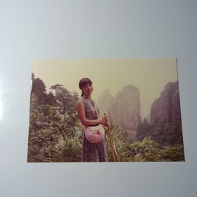 老照片-90年代美女在张家界景区黄狮寨留影（2）