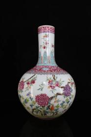 瓷器，粉彩花鸟纹天球瓶
高38厘米 宽22厘米