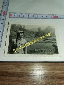 女兵老照片-----《大辫子女兵戴毛主席像章在田野留影》！大尺寸！布纹纸，泛银