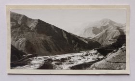 【《今日中国》杂志社旧藏】摄影家八十年代拍摄并手写说明《斜峪关》原版反银黑白照片一张