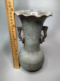 哥窑花口瓶