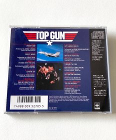壮志凌云 Top Gun 原声CD
《壮志凌云》是由派拉蒙影业公司出品，由托尼·斯科特执导、汤姆·克鲁斯、凯莉·麦吉利斯、安东尼·爱德华兹、方·基默领衔主演的励志电影。影片于1986年5月16日在美国上映。电影原声更是经典，主题曲《Take My Breath Away》荣获1987年第59届奥斯卡奖最佳原创歌曲。

Top Gun 86日首版，索尼压盘，3200高价，内圈钢刻5+ 有几丝毛痕。