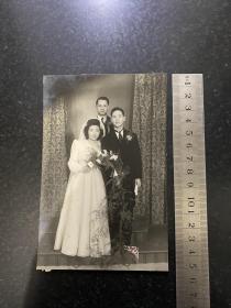 民国时期结婚老照片 一对新人和证婚人合影