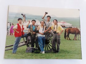 摄影家在蒙古包旁的大草原