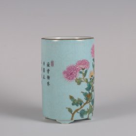 清乾隆年制粉彩菊花纹题诗笔筒