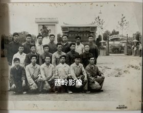 【老照片】1960年代在佳木斯市刘英俊烈士光荣牺牲纪念碑（馆）合影留念 —— 备注：背景清晰可见“向毛主席的好战士刘英俊同志学习”和“刘英俊在此为人民勇献青春”等标语，画面完整清晰，比较少见～