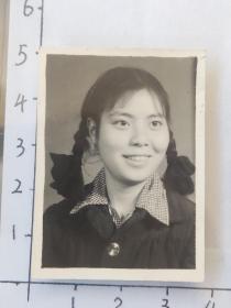 1955年粗辫子美女玉坤辫子扎花照片(杨庆云相册)