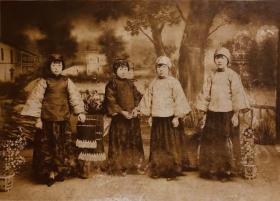 民国时期，由“太原府美丽兴照相馆”摄制的四位贵族小姐妹
不管什么时代，孩子们最是真实可读
当，有文化的熏陶有礼数的培养
人就好看哪怕过了很多朝代
甫一上眼，依然觉得清新不凡