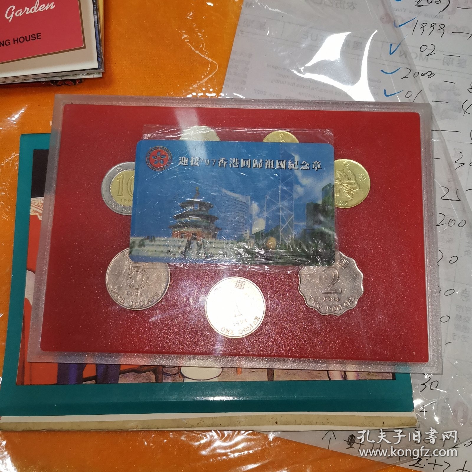 迎接九七香港回归祖国纪念章共八枚 套纪念品由一枚纪念章和七枚香港钱币组成。 纪念章铜制镀银，直径33毫米，正面为香港标志性建筑中银大厦，背面为香港特别行政区区徽。 七枚流通硬币面值分别为：10元、5元、2元、1元、50毫、20毫、10毫。