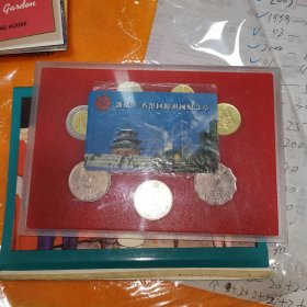 迎接九七香港回归祖国纪念章共八枚 套纪念品由一枚纪念章和七枚香港钱币组成。 纪念章铜制镀银，直径33毫米，正面为香港标志性建筑中银大厦，背面为香港特别行政区区徽。 七枚流通硬币面值分别为：10元、5元、2元、1元、50毫、20毫、10毫。