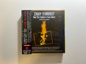 David Bowie - Ziggy Stardust And The Spiders From Mars (The Motion Picture Soundtrack)，2CD，03年日版，30周年纪念版，带侧标，外壳磨痕，盘面轻微痕迹
