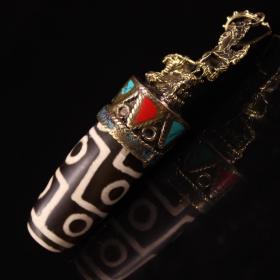 珍藏西藏收绿度母祖九眼至纯天珠挂坠
高10厘米 宽2厘米 重58克