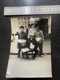 八九十年代鞍山城市风土人情老照片！ 卖千山晚报的人！