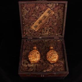 珍藏收纯铜鎏金鼻烟壶一对
配漆器盒一个
总重1423克   盒子长24厘米  高10厘米  宽20厘米 单个重176克  高10厘米  宽6.5厘米