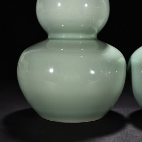 清乾隆粉青釉葫芦瓶 高37.5厘米 宽20厘米