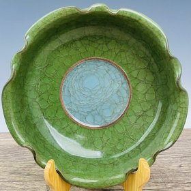官瓷两色冰片故宫编号笔洗，高7.5厘米，直径22厘米