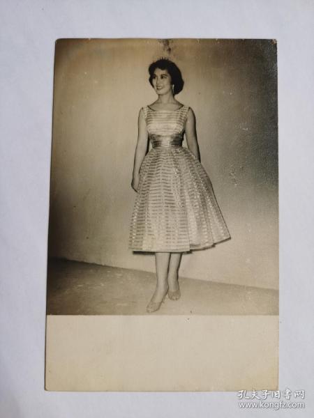 民国美女一代影后，林黛，连衣裙照片一张。林黛，本名程月如，为爱国人士程思远的长女，原籍广西宾阳，出生于广西南宁，荣获众多奖项。