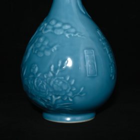 旧藏 清乾隆单色釉天蓝釉雕刻鹤鹿同春蒜头瓶 高30.5×16厘米