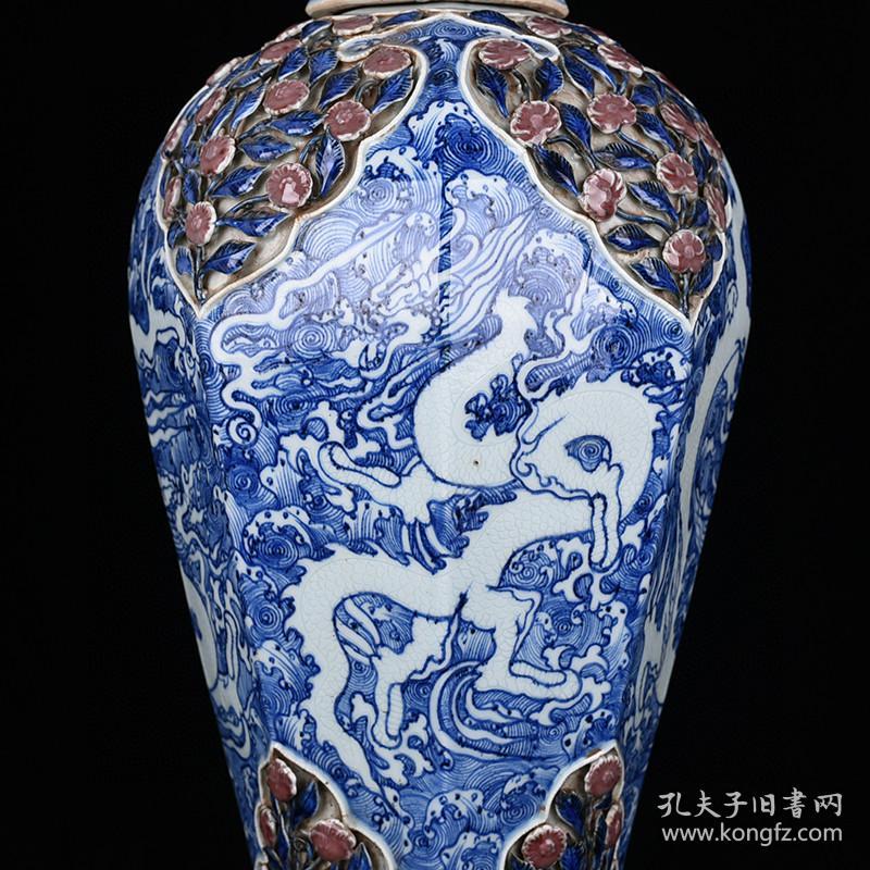 元青花釉里红贴塑花卉海水刻白龙纹八方梅瓶