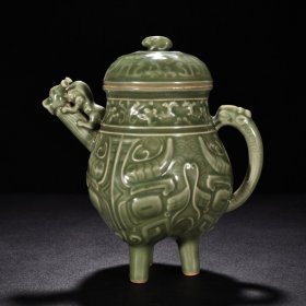 宋龙泉窑梅子青釉兽面饕餮纹执壶 高27厘米 宽23厘米 1500