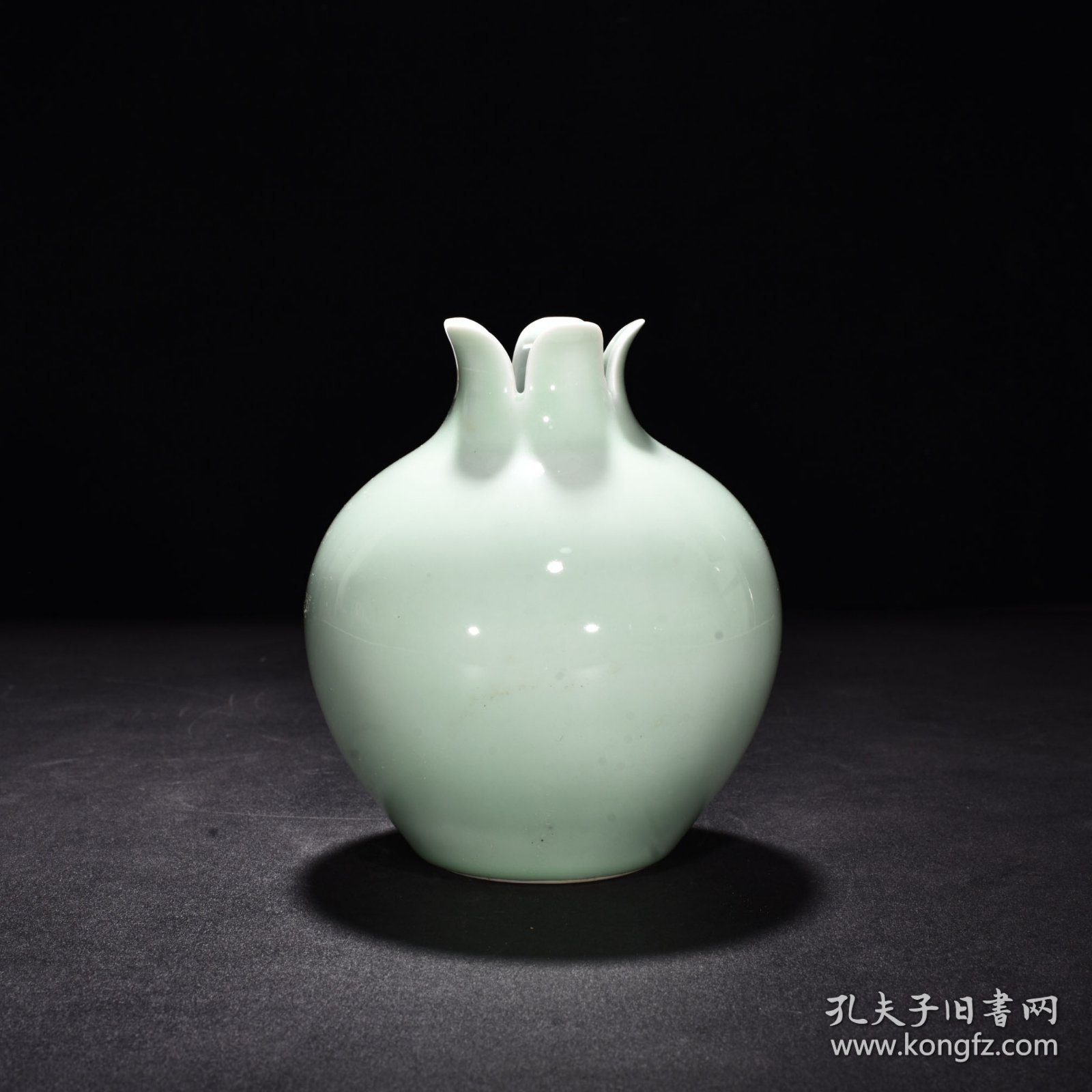 点击查看原图 旧藏 清乾隆豆青釉石榴尊 高17厘米 宽12.5厘米