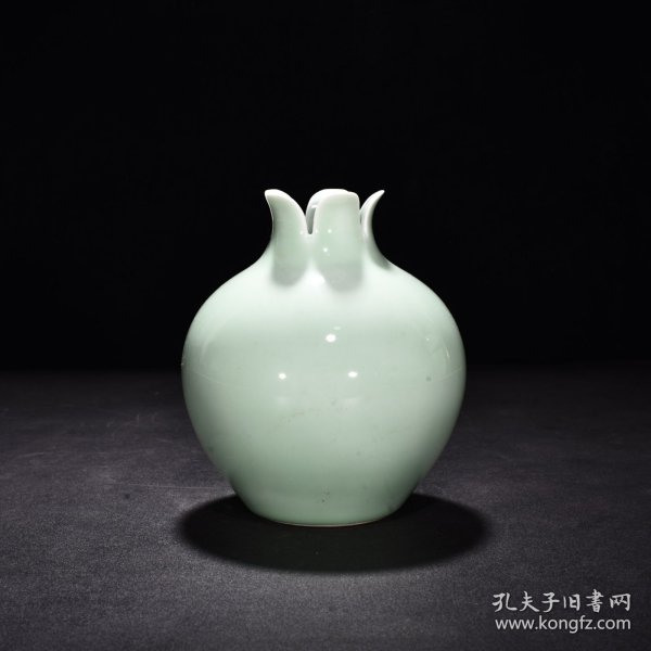 旧藏 清乾隆豆青釉石榴尊 高17厘米 宽12.5厘米