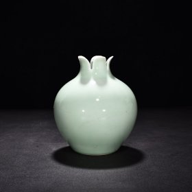旧藏 清乾隆豆青釉石榴尊 高17厘米 宽12.5厘米