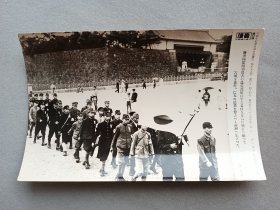 《读卖新闻老照片》1张 1940年9月9日满洲国建国功劳者116名遗儿部队，黑白历史老照片 二战时期老照片 读卖新闻社 尺寸：15.2*9.6cm 品相如图