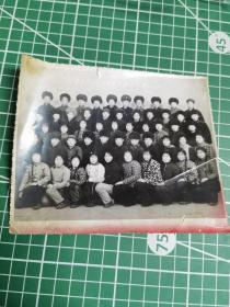 老黑白照片 新奎中学二年5班毕业师生留念1972