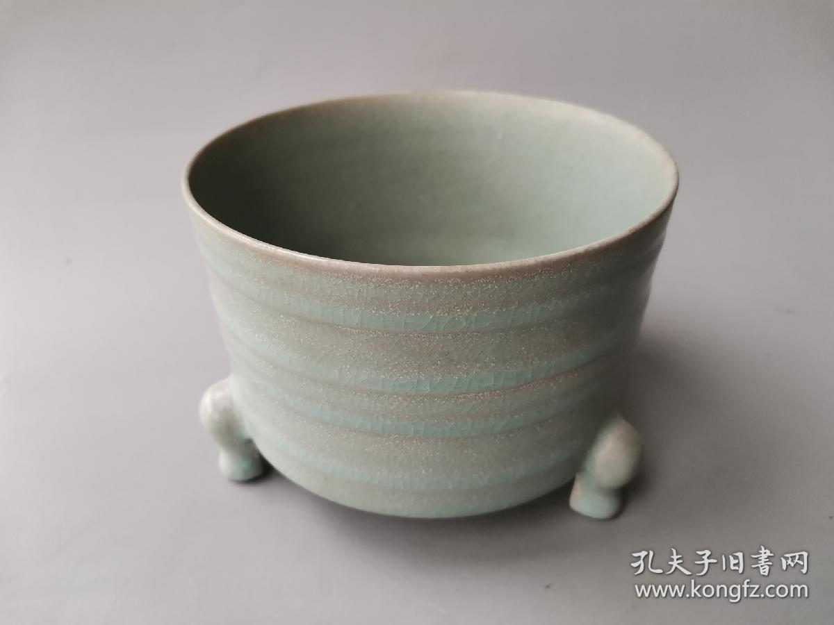 宋清凉寺汝窑天青釉旋纹三足樽