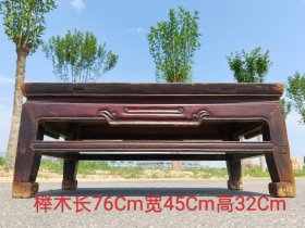乡下淘得，清中前期，马蹄回纹腿，带拦水线，地八仙小炕桌一件。材质榉木配楠木。四面工一样，品相包浆一流，完整牢固包老。值得拥有。 尺寸长宽高76/45/32Cm。